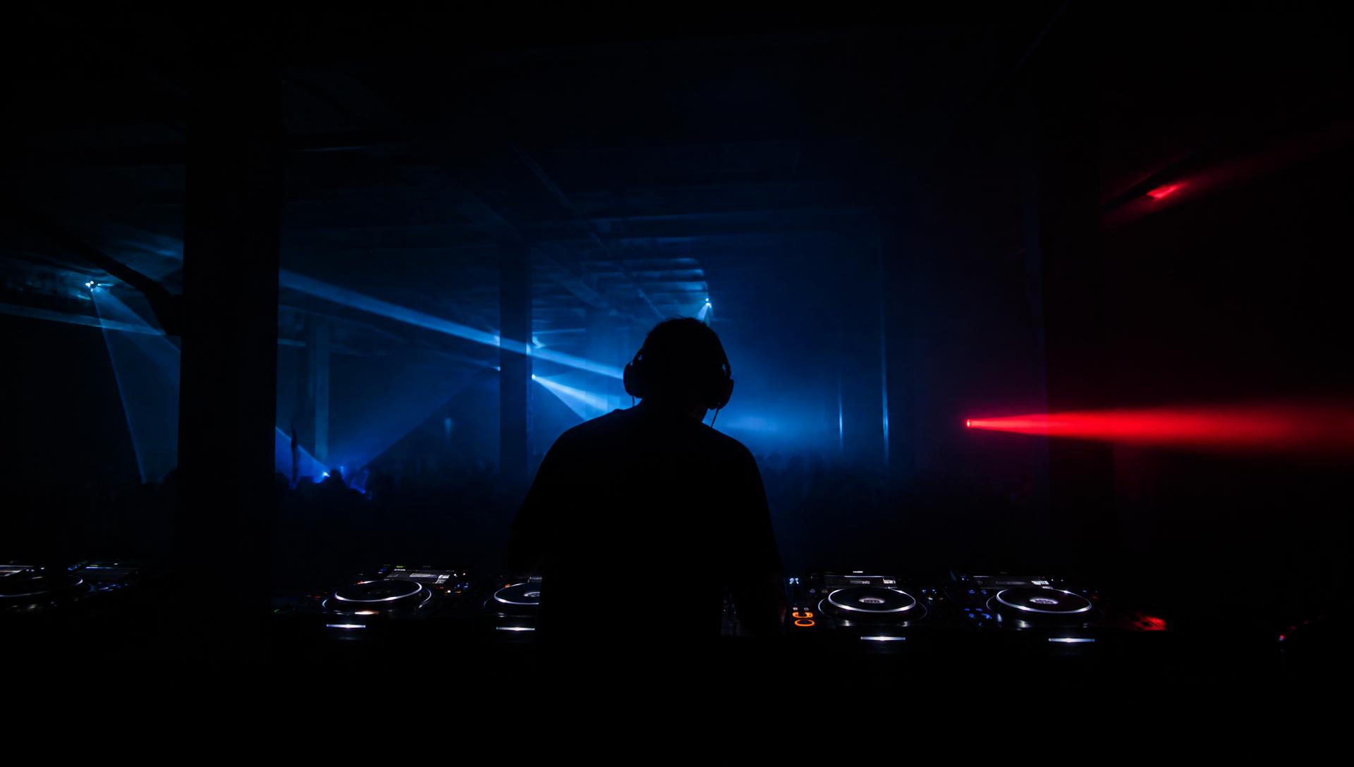 It'z 1uk3 playing a tech house set behind CDJs in a dark London club