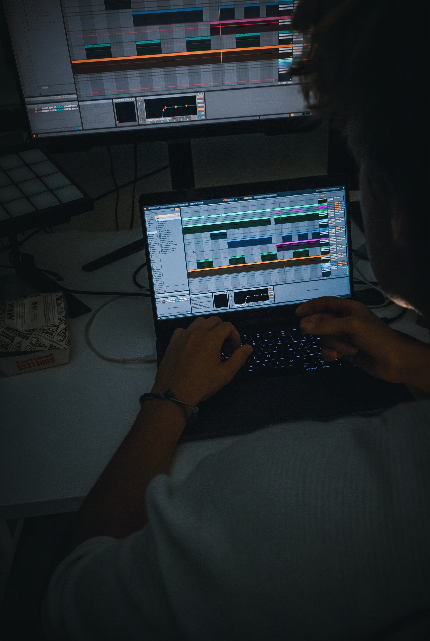It'z 1uk3 producing a track in Ableton Live